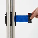 Détail de la sangle rétractable d’un poteau de guidage TELNALINE