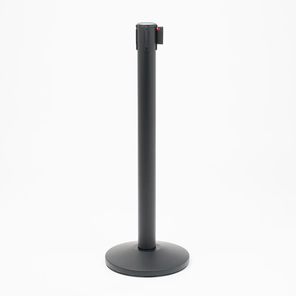 Poteau à sangle rétractable noir vue de face avec sangle enroulée, base ronde TELNALINE