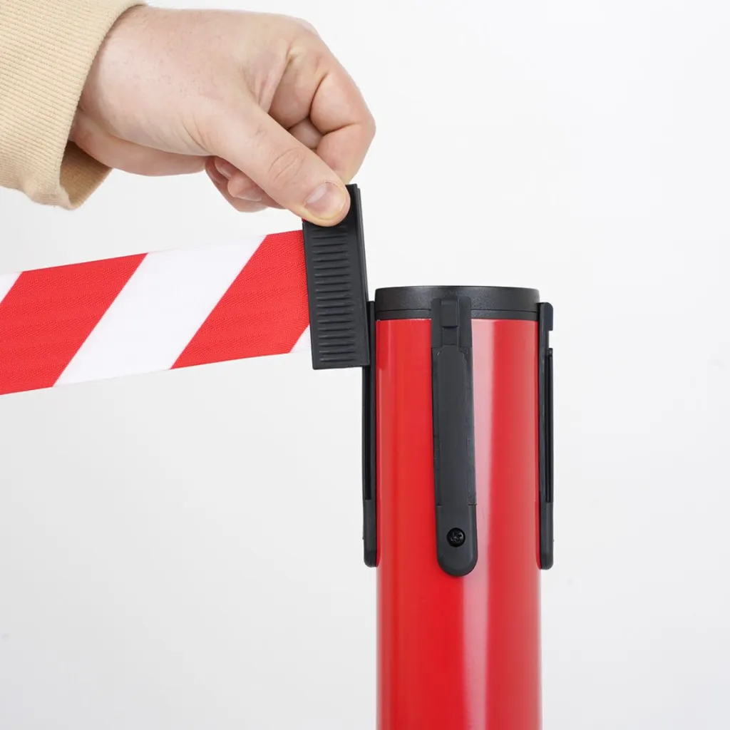 Détail sangle rétractable blanc rouge pour poteau de guidage chantier extérieur TELNALINE