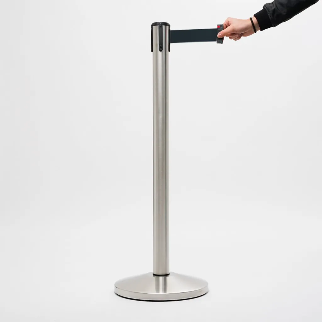 Détail tête rétractable avec sangle noire pour poteau de guidage professionnel TELNALINE