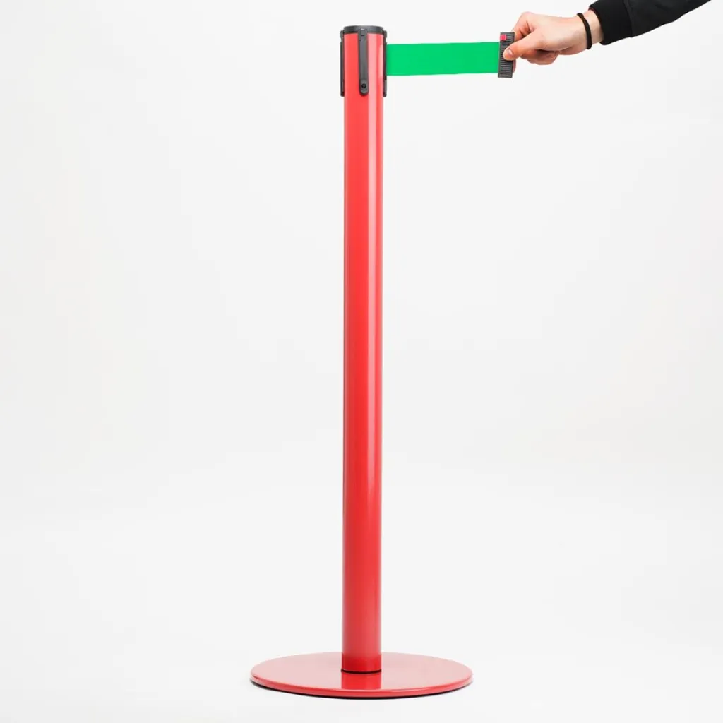 poteau-guidage-rouge-sangle-verte-retractile.webp