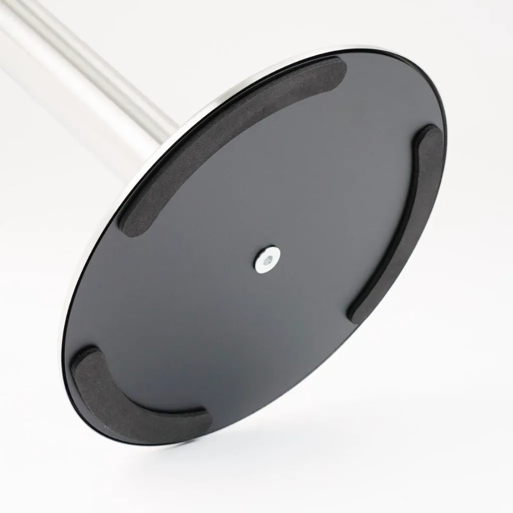 Détail dessous base plate avec patins antidérapants pour poteau de guidage professionnel TELNALINE