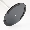 Détail dessous base plate avec patins antidérapants pour poteau de guidage professionnel TELNALINE