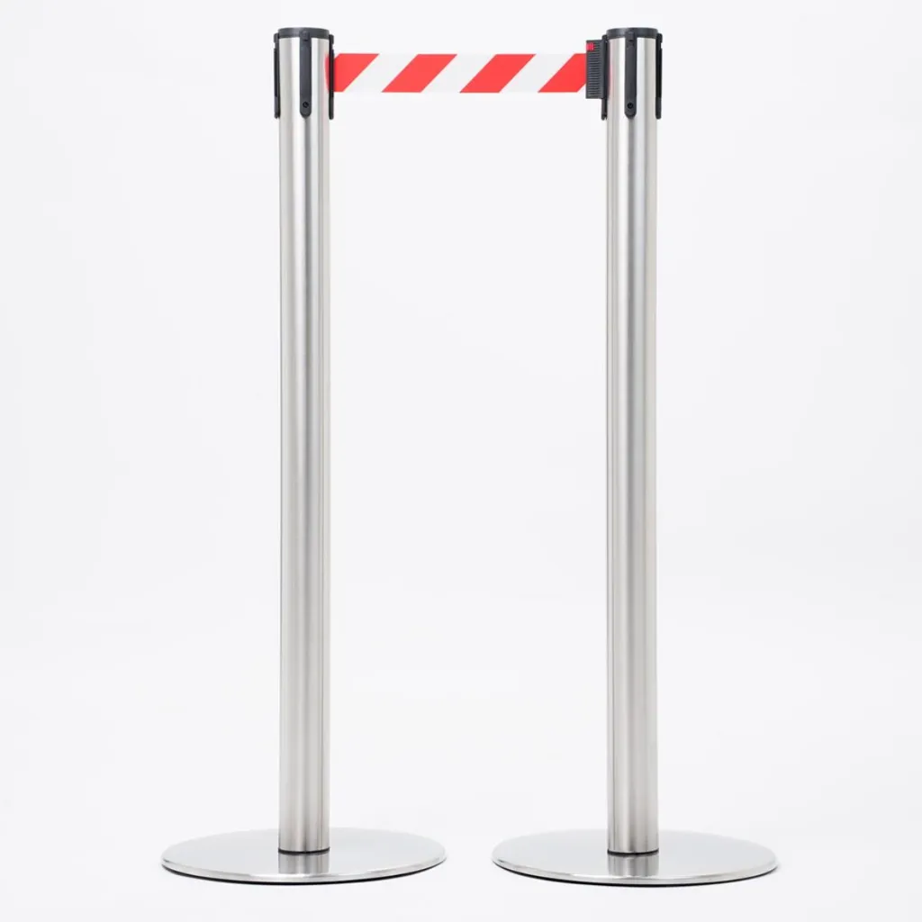 Poteaux de guidage acier brossé avec sangle blanc rouge pour balisage vue ensemble TELNALINE