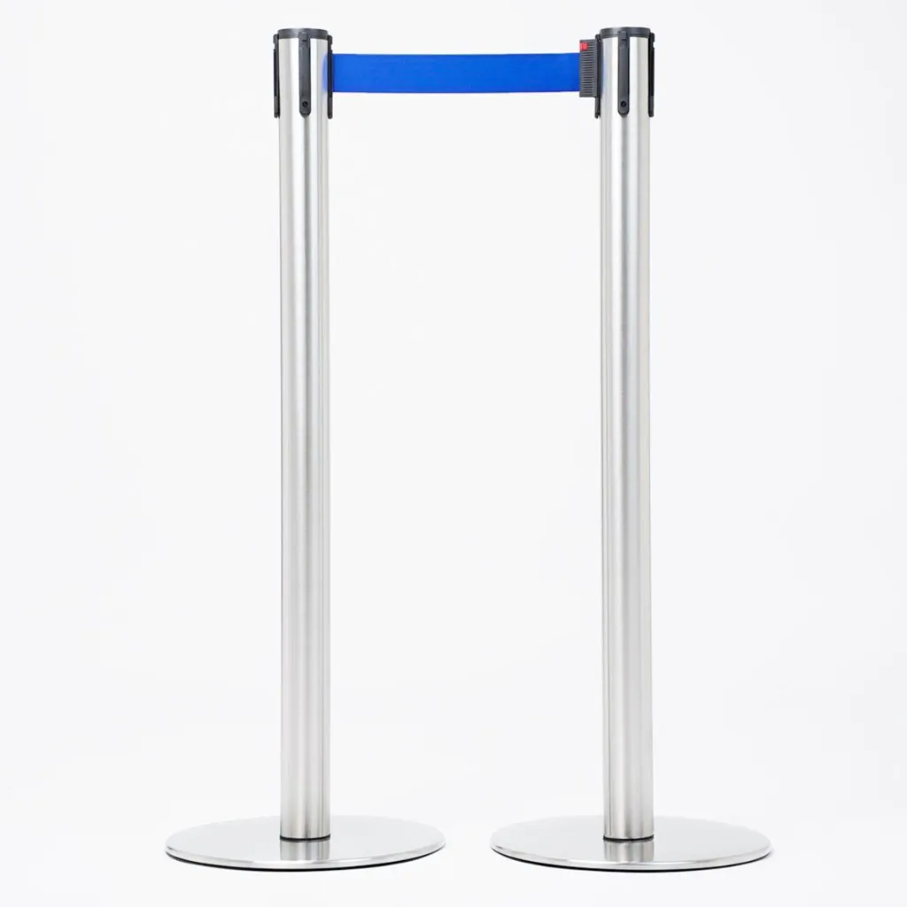 Poteaux de guidage acier brossé avec sangle bleue vue ensemble professionnel TELNALINE