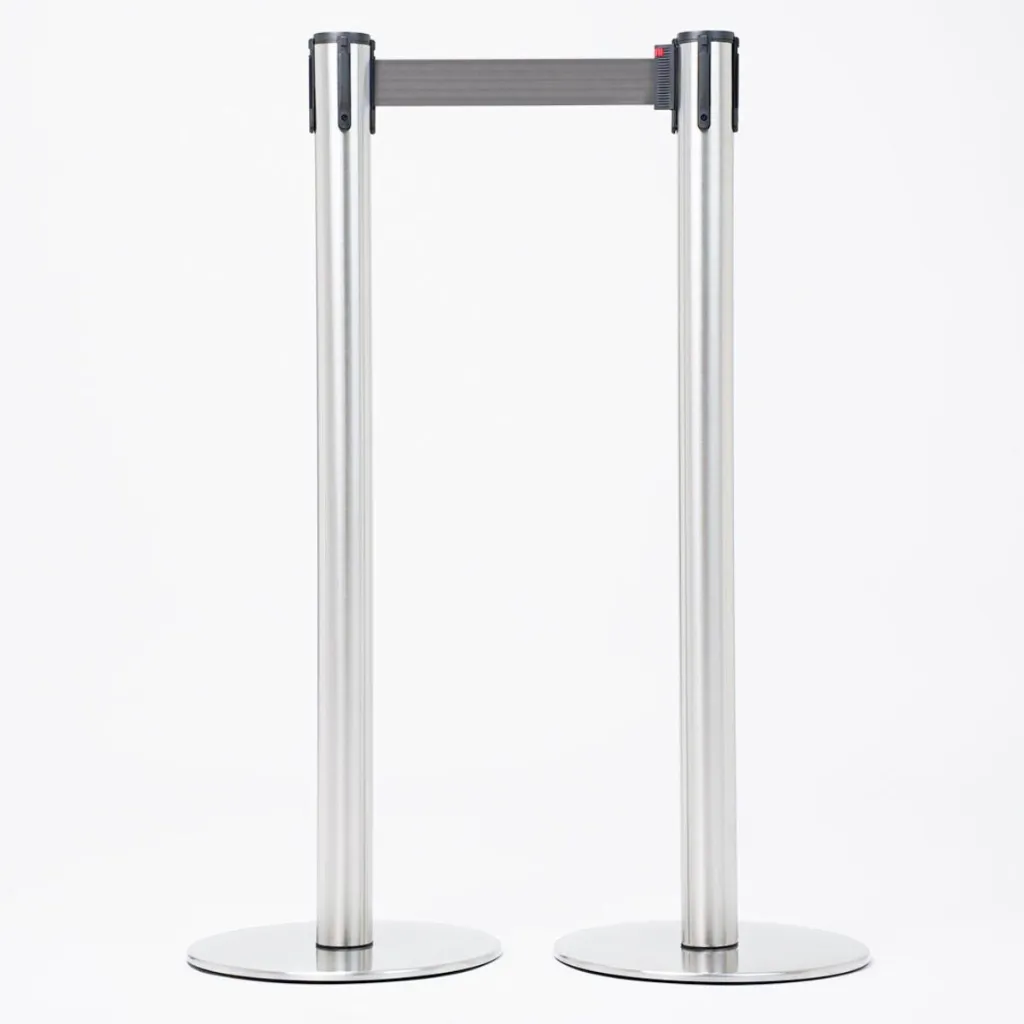 Poteaux de guidage acier brossé avec sangle grise vue ensemble professionnel TELNALINE