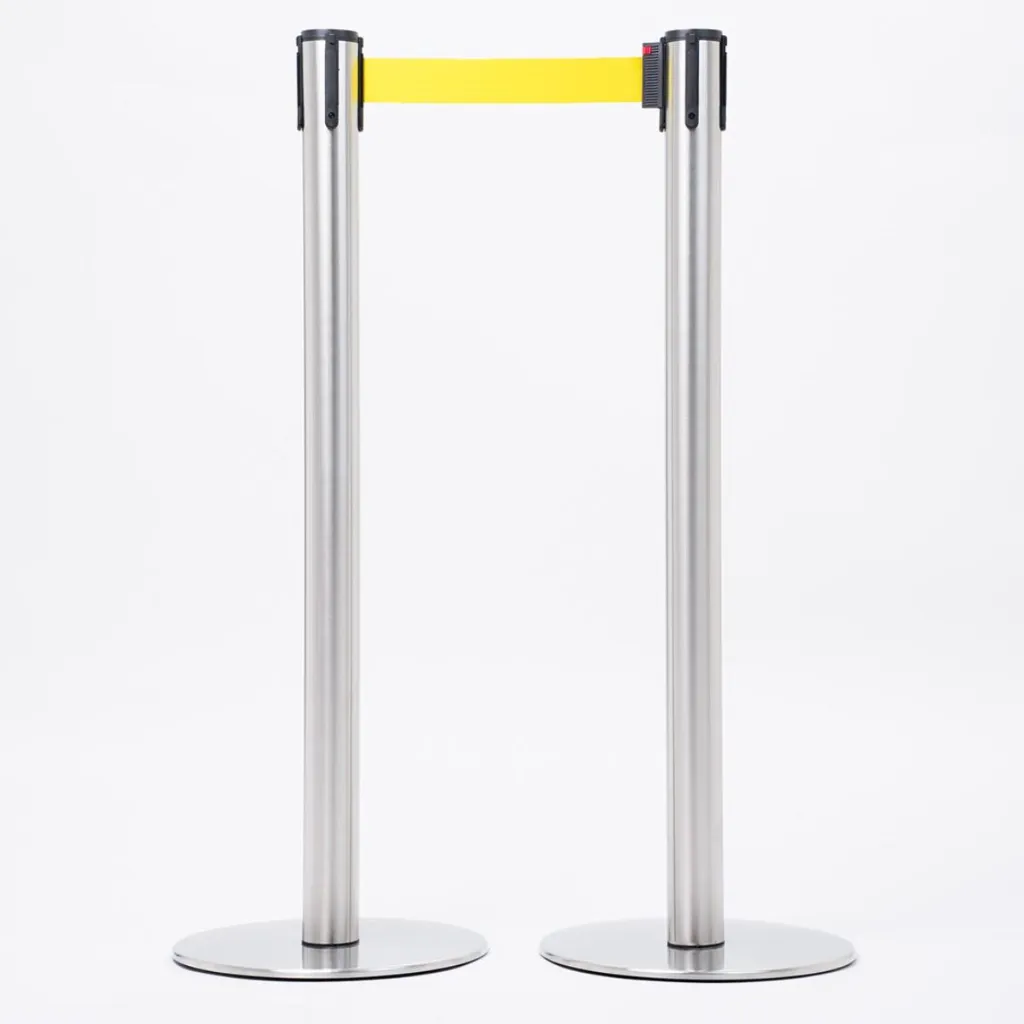 Poteaux de guidage acier brossé avec sangle jaune vue ensemble professionnel TELNALINE